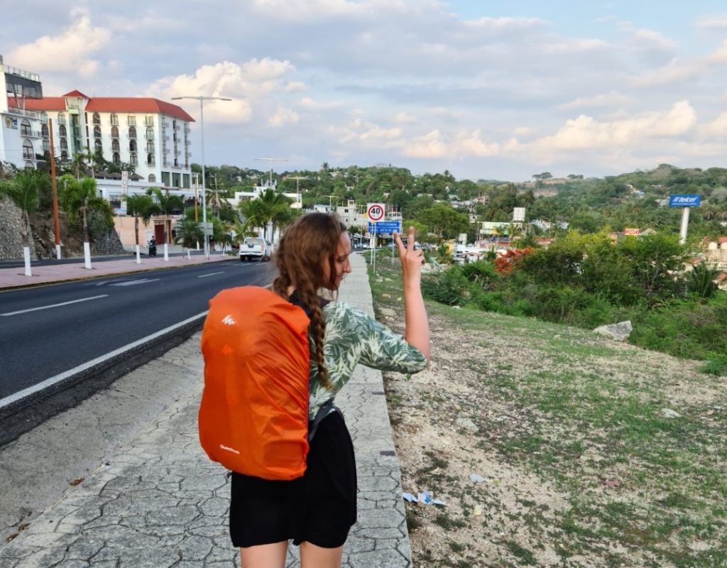 Dziewczyna z plecakiem w Meksyku.