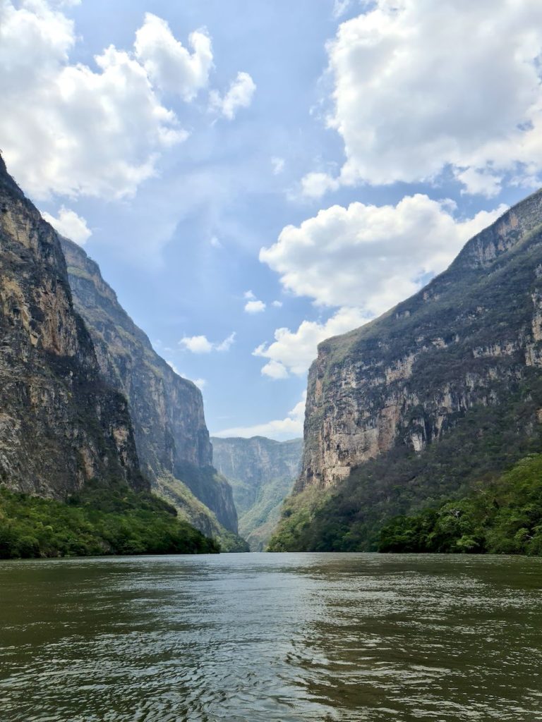 Kanion Sumidero w Meksyku widziany podczas rejsu.