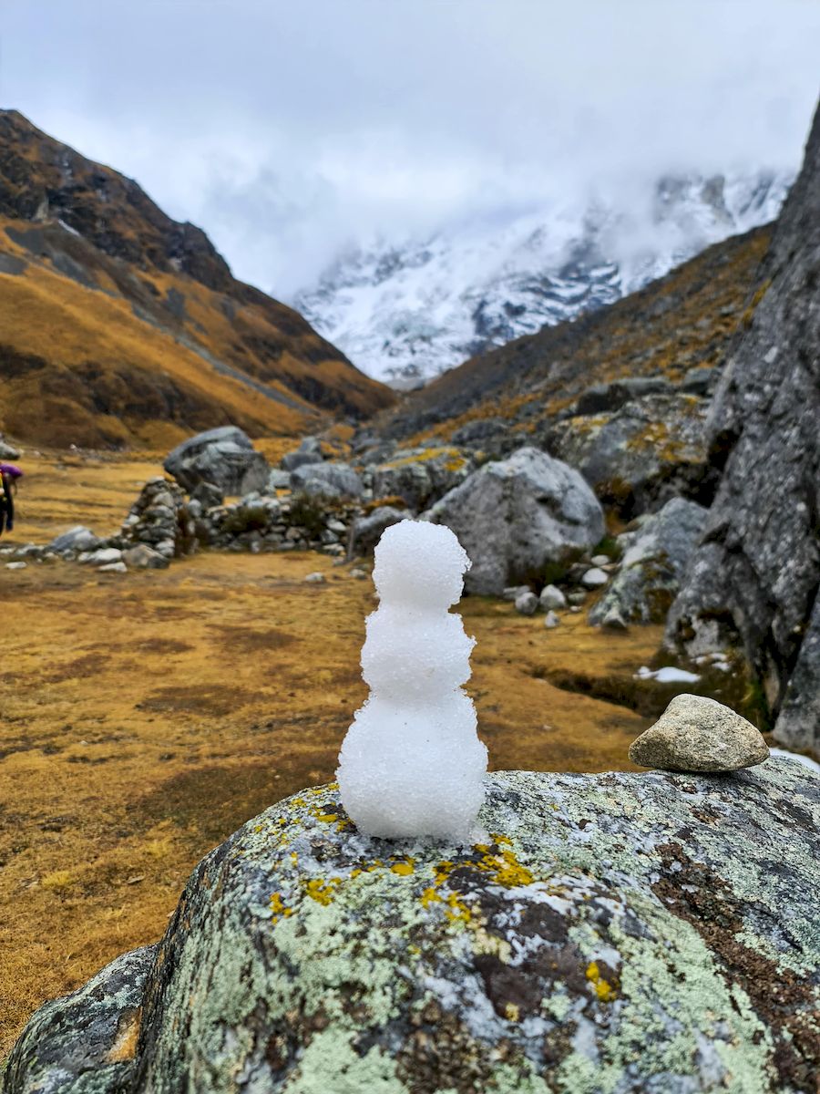 Mały bałwan ulepiony ze śniegu obecnego na trasie trekkingu Salkantay - niedaleko szczytu "Abra Salkantay"