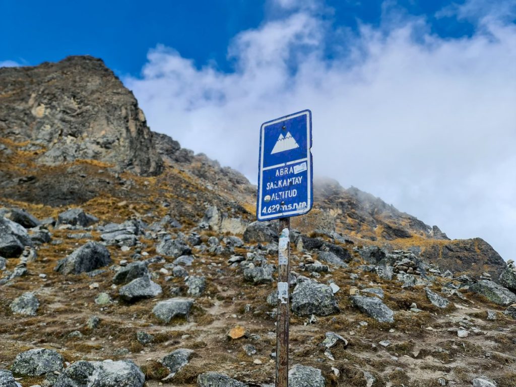 Znak "Abra Salkantay, wysokość: 4629m n.p.m". 