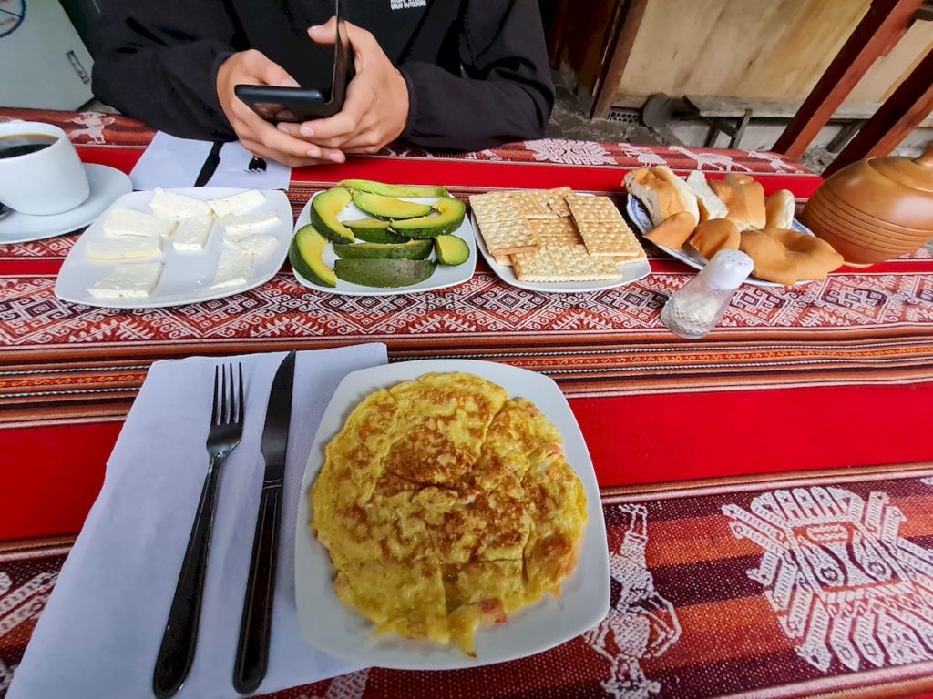 śniadanie w Mary's guesthouse - organiczne awokado, pyszny se, omlet i domowa kawa.