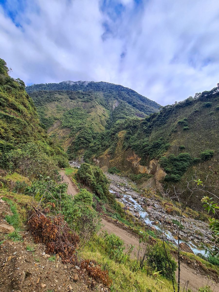 Piękne zielone góry oraz potok widziany podczas trekkingu Salkantay