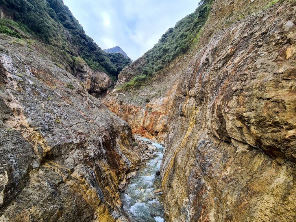 Widok na góry i kanion podczas trekkingu Salkantay