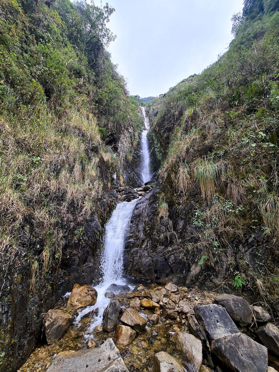 Wodospad otoczony zielenią - trekking Salkantay 