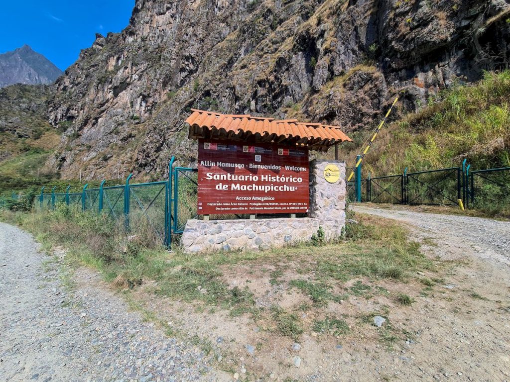 Znak "strefa archeologiczna Machu Picchu". Końcówka trekkingu Salkantay