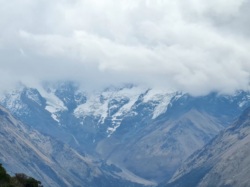 ośnieżone szczyty podczas trekkingu Salkantay