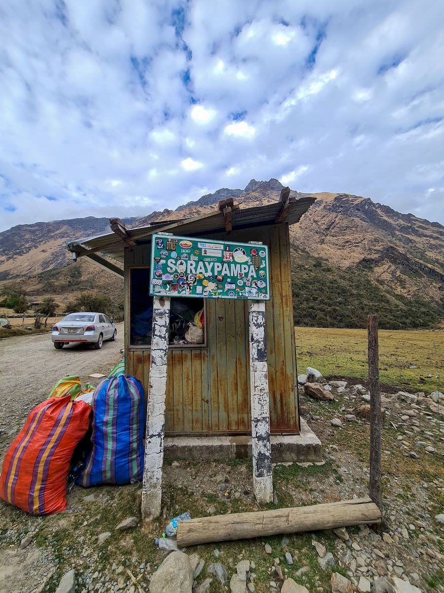 Znak wioski Soraypampa - pierwsza miejscowość noclegowa podczas trekkingu Salkantay