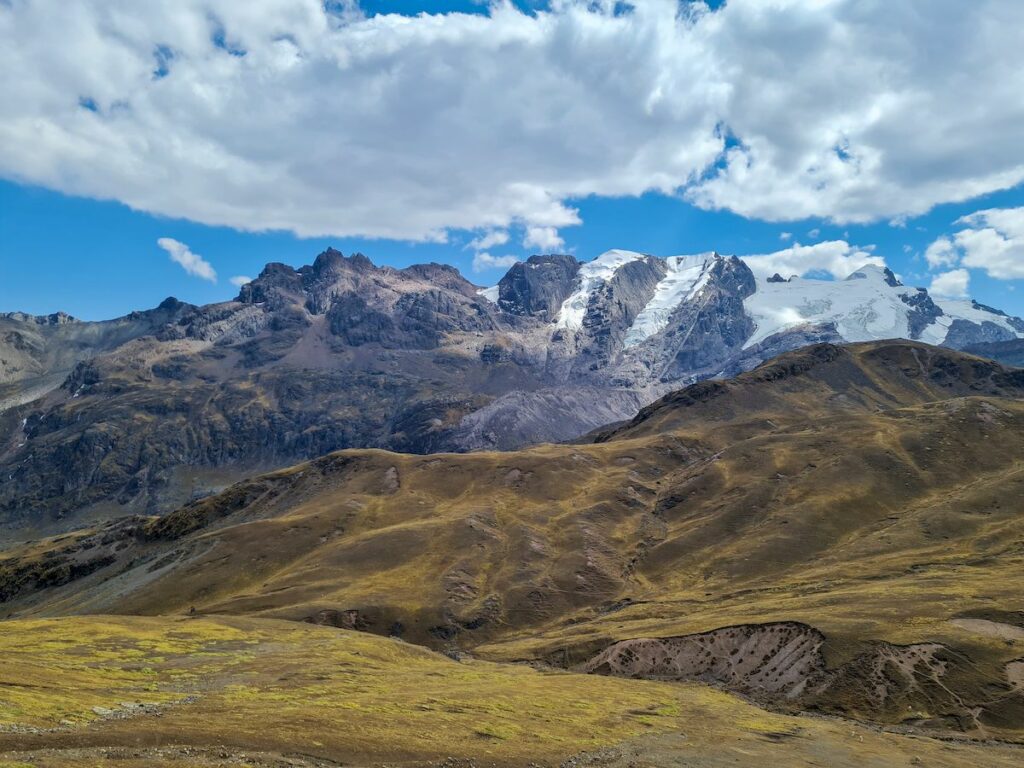 Ośnieżone szczyty podczas trekkingu na górę 7 kolorów