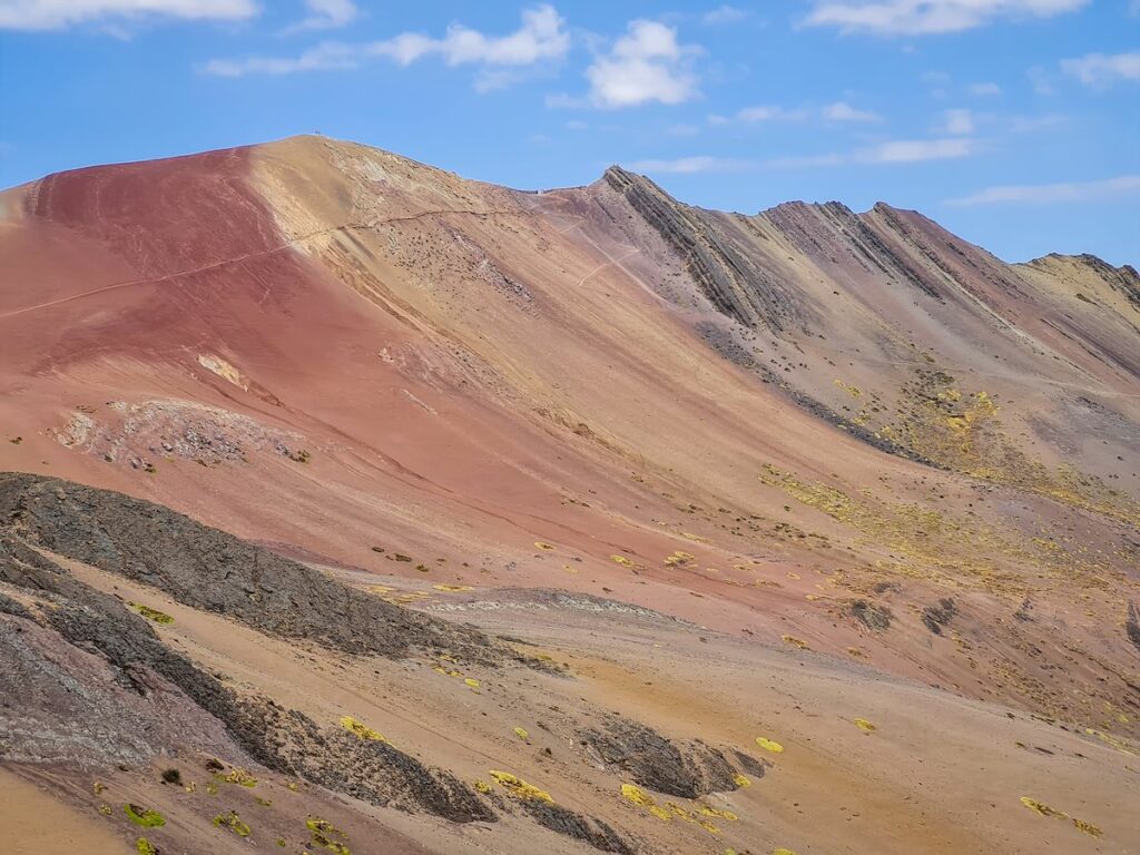 Kolorowe (różowo-żółte) góry widziane podczas trekkingu na Vinicunca