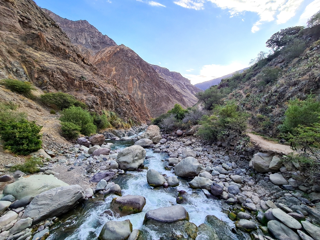 Kanion Colca - strumień otoczony górami