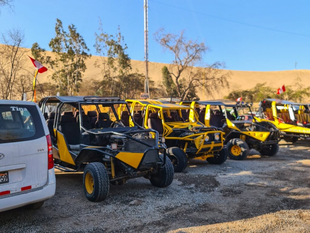 Parking aut buggy w mieście Huacachina