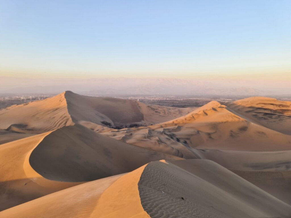 Pustynia Huacachina - wydmy piaskowe podczas zachodu słońca