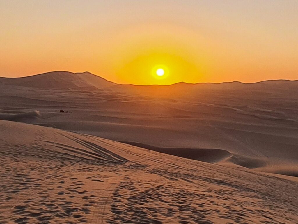 Zachód słońca nad pustynią Huacachina