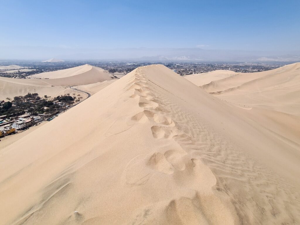 Pustynia Huacachina z góry i miasto w tle