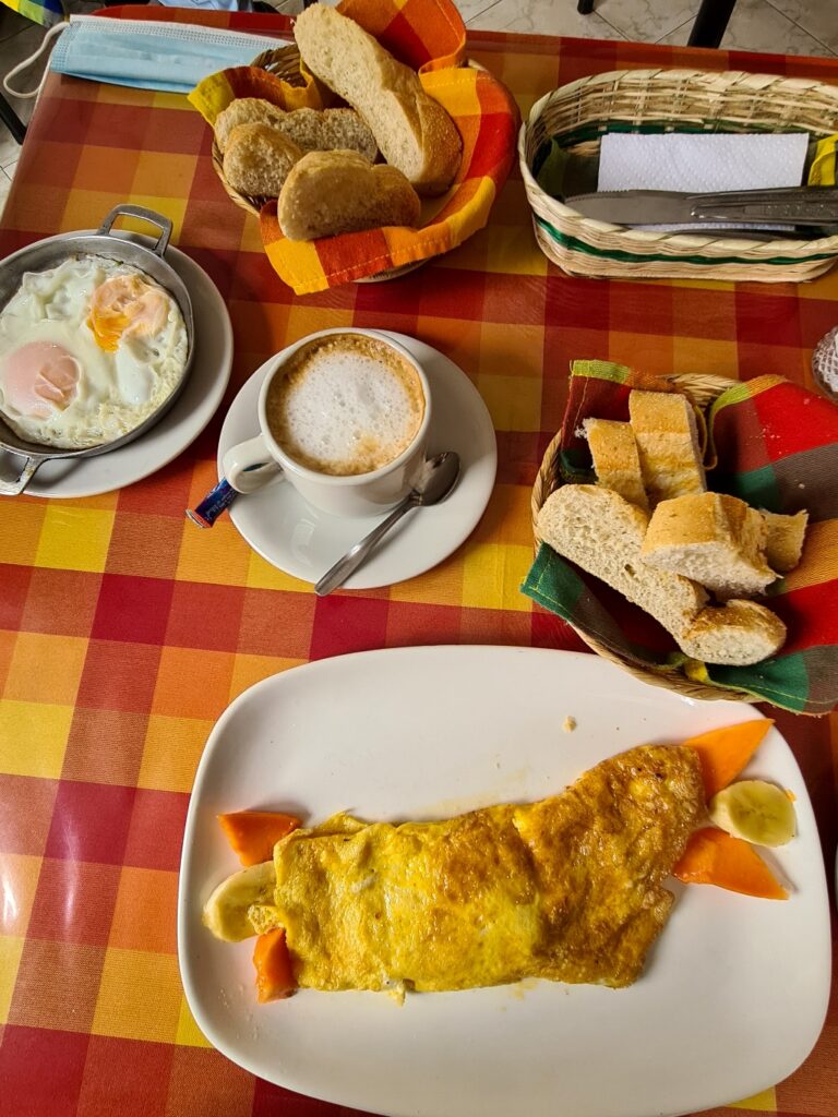 Śniadanie w restauracji w Bogocie - omlet, jajka i kawa