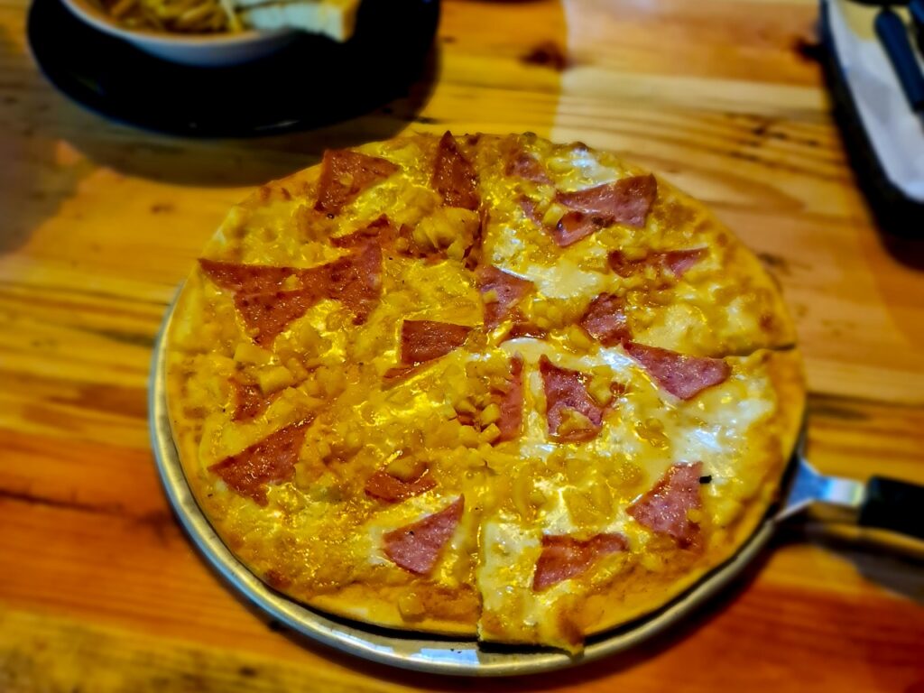 Pizza hawajska w restauracji przy wodospadzie Marinka