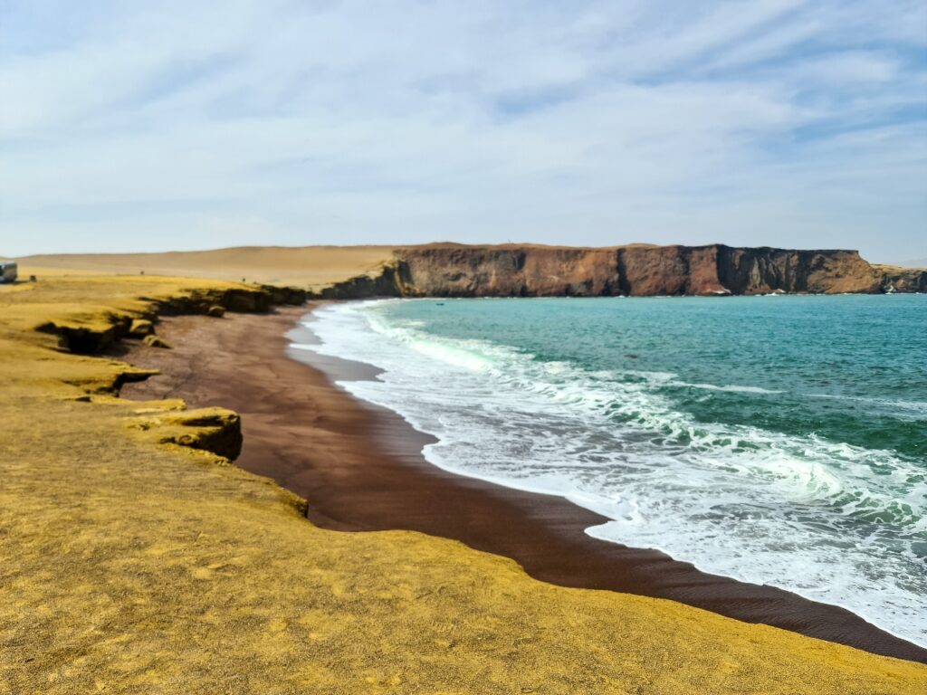 Playa Roja w rezerwacie Paracas