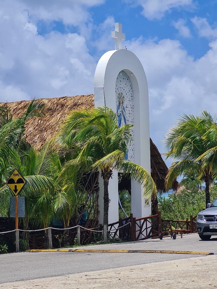 Kościół przy wejściu na darmową plażę Cozumel