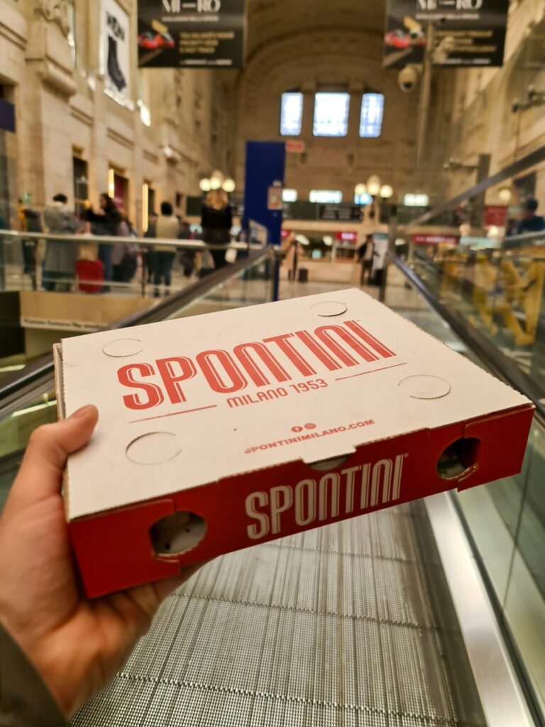 Karton po pizzy Spontini na dworcu w Mediolanie