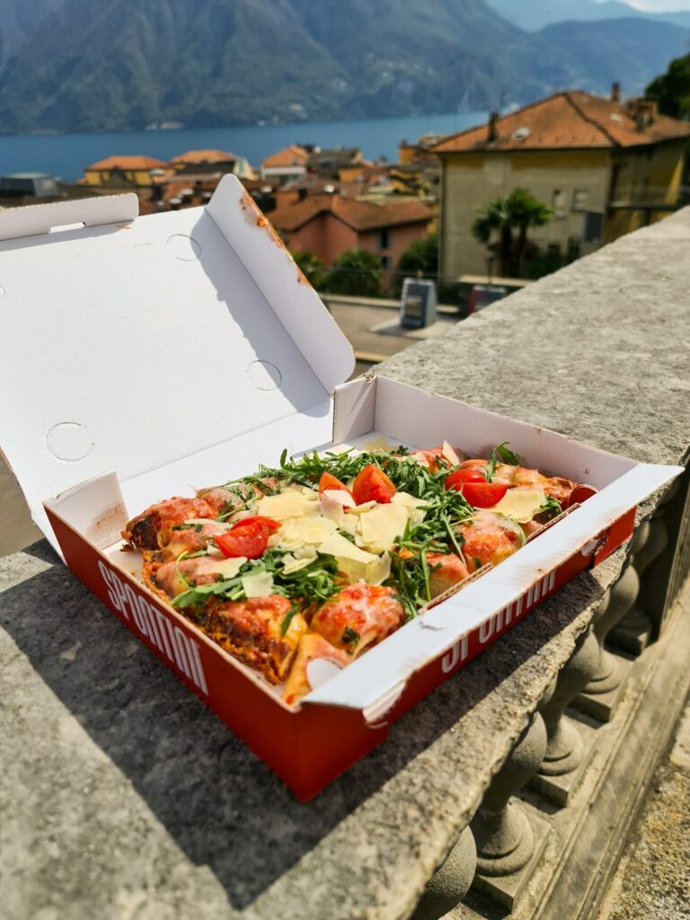 Pizza Spontini na tle miasta Lugano