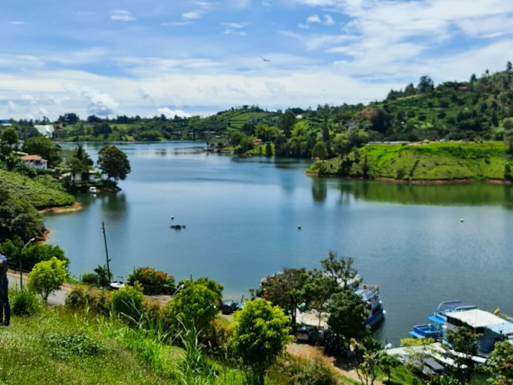 Laguna Guatape widziana z miasteczka El Penol