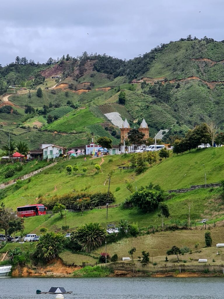 Wzgórze z willami widziane podczas rejsu w Guatape