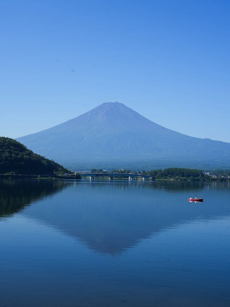 Góra Fuji odbijająca się w jeziorze Kawaguchiko