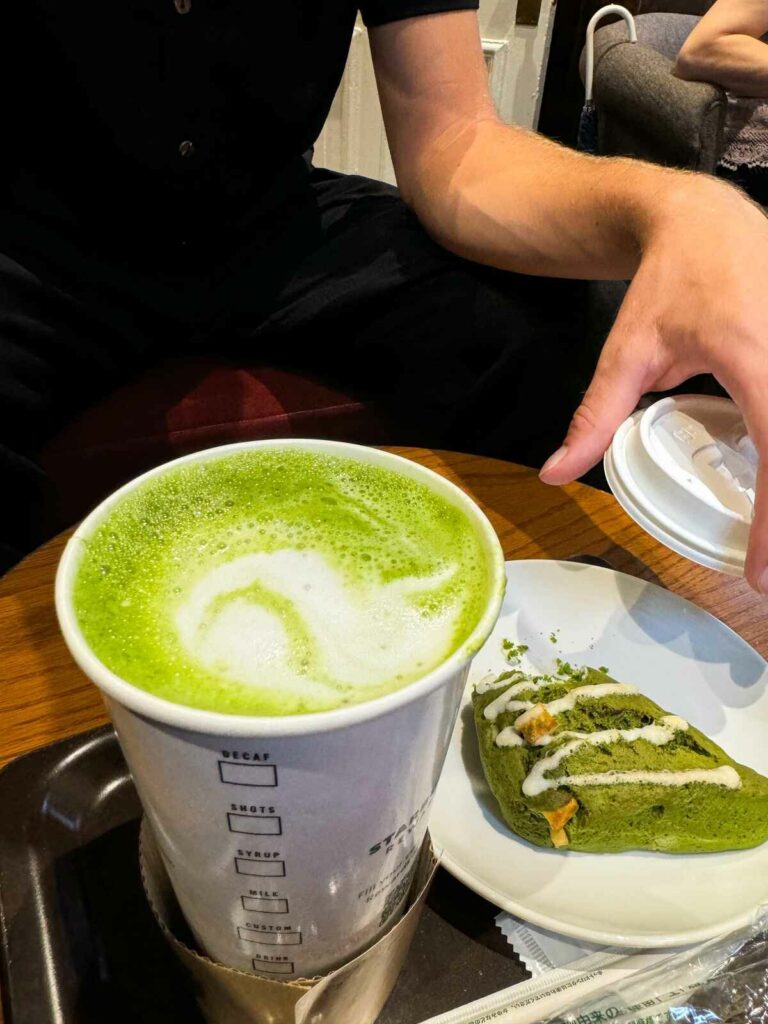 Napój z matchą ze Starbucksa z ciastkiem matcha.