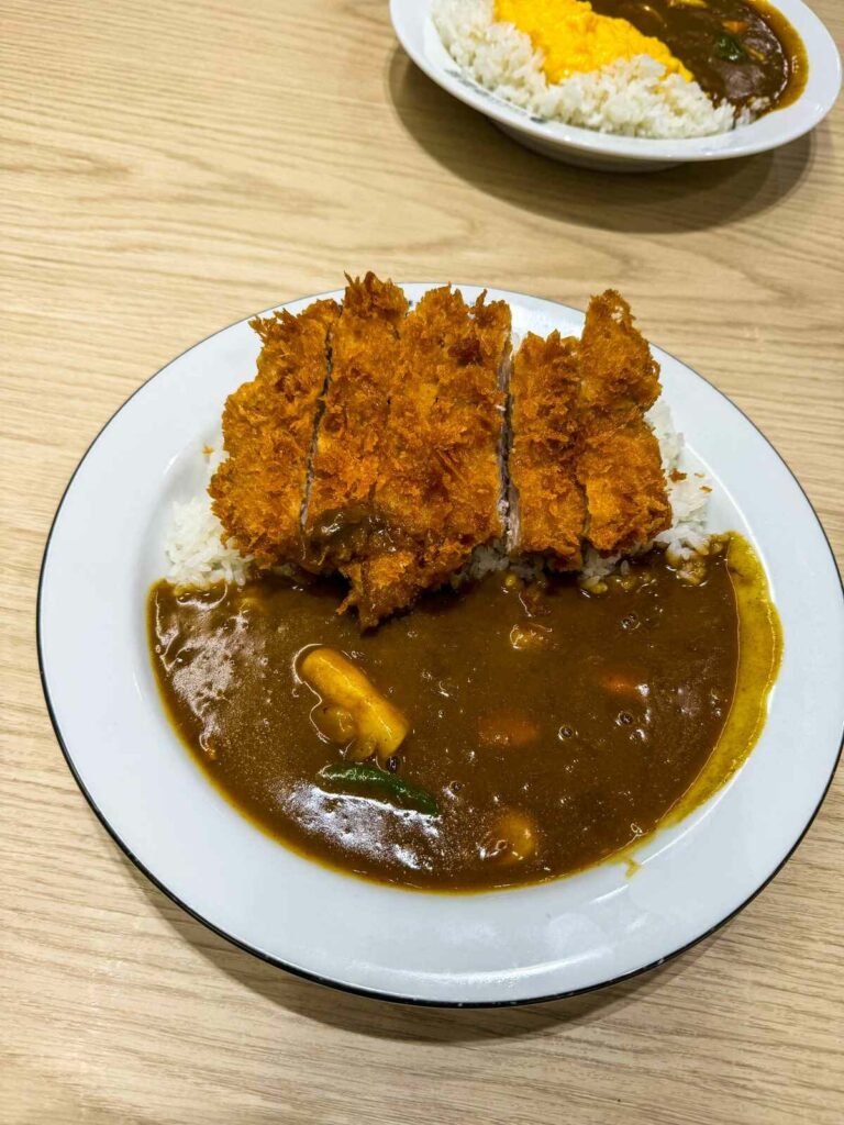 Japońskie curry z kotletem w panko - tonkatsu curry.