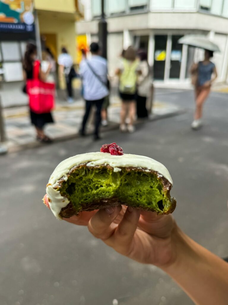 Pączek z matcha z polewą z białej czekolady.