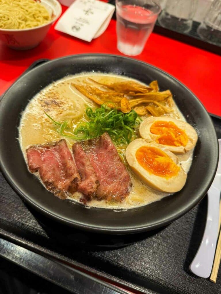 Ramen z wołowiną Wagyu w Jikasei MENSHO.