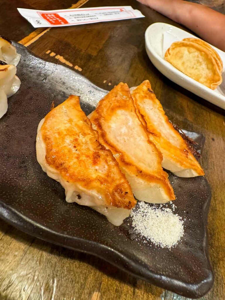 Smażone pierożki gyoza.