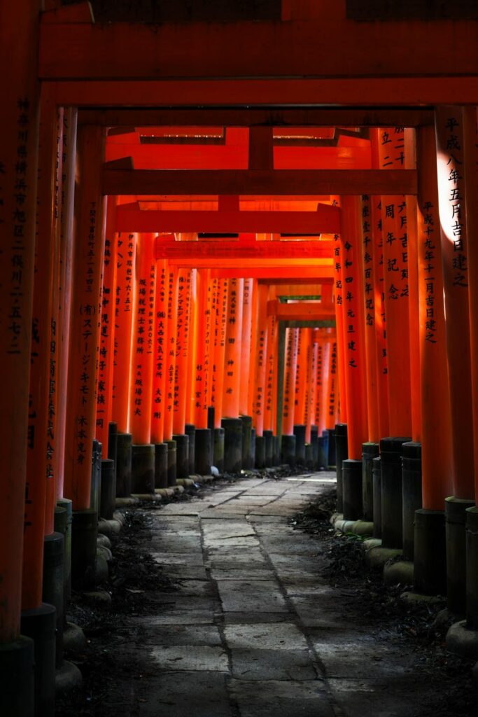 Bramy Torii w Fushimi Inari.