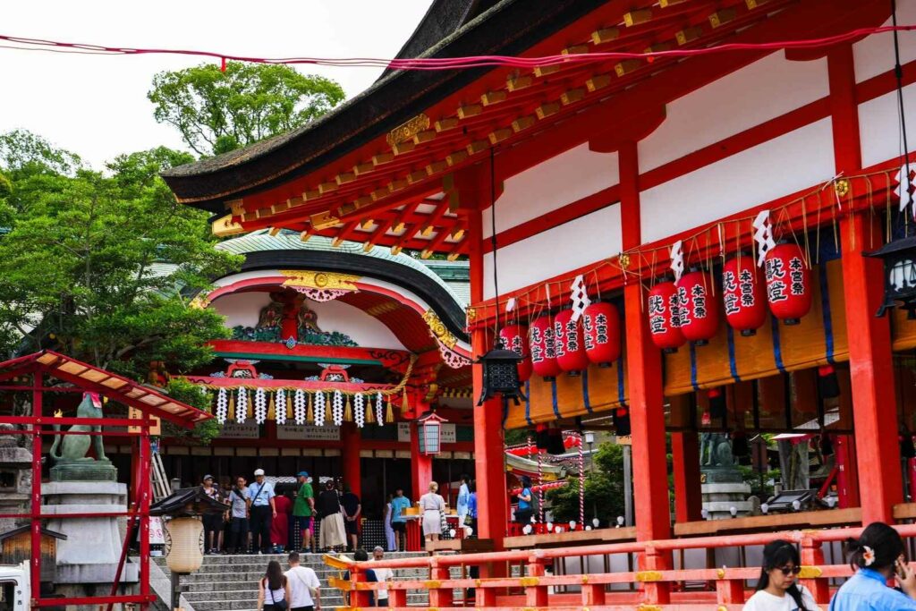 Świątynia przed Fushimi Inari.