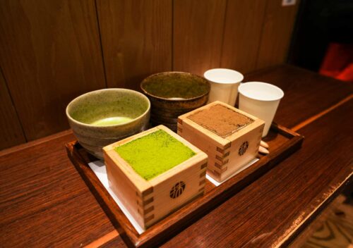 Zestaw tiramisu matcha i herbata matcha w kawiarni Maccha House w Kioto.