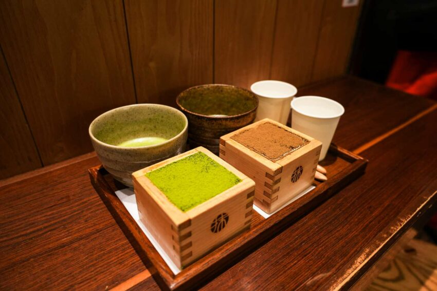 Zestaw tiramisu matcha i herbata matcha w kawiarni Maccha House w Kioto.