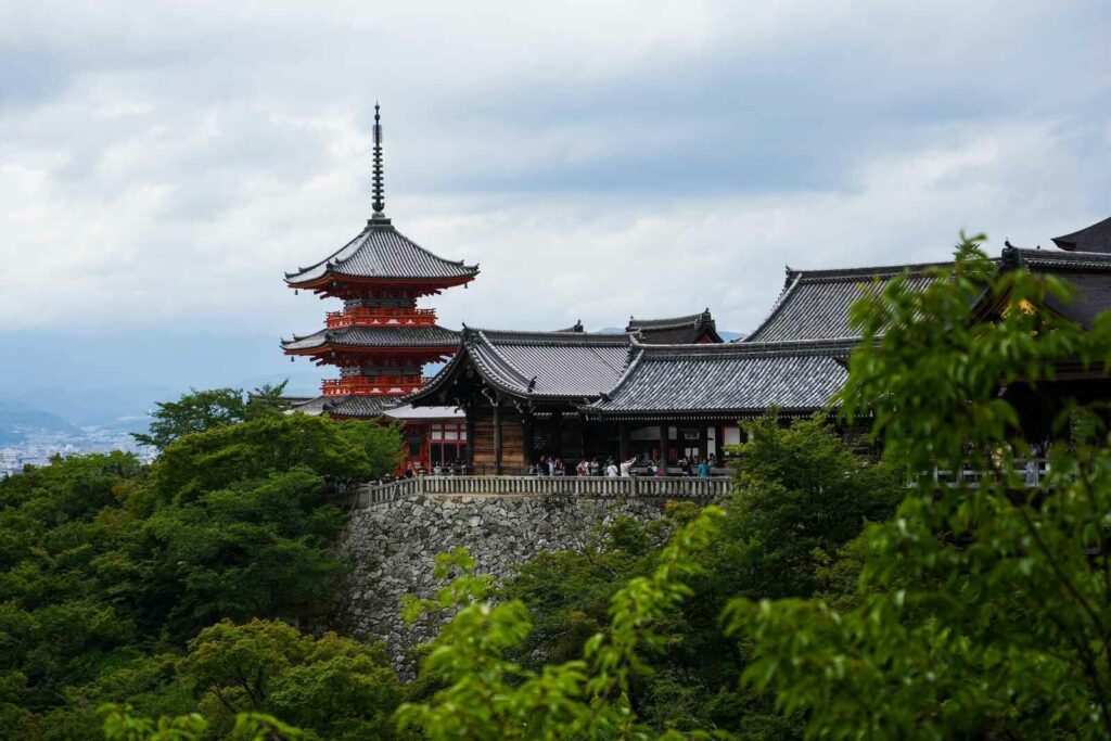 Widok na japońską świątynię Kiyomizu-dera.