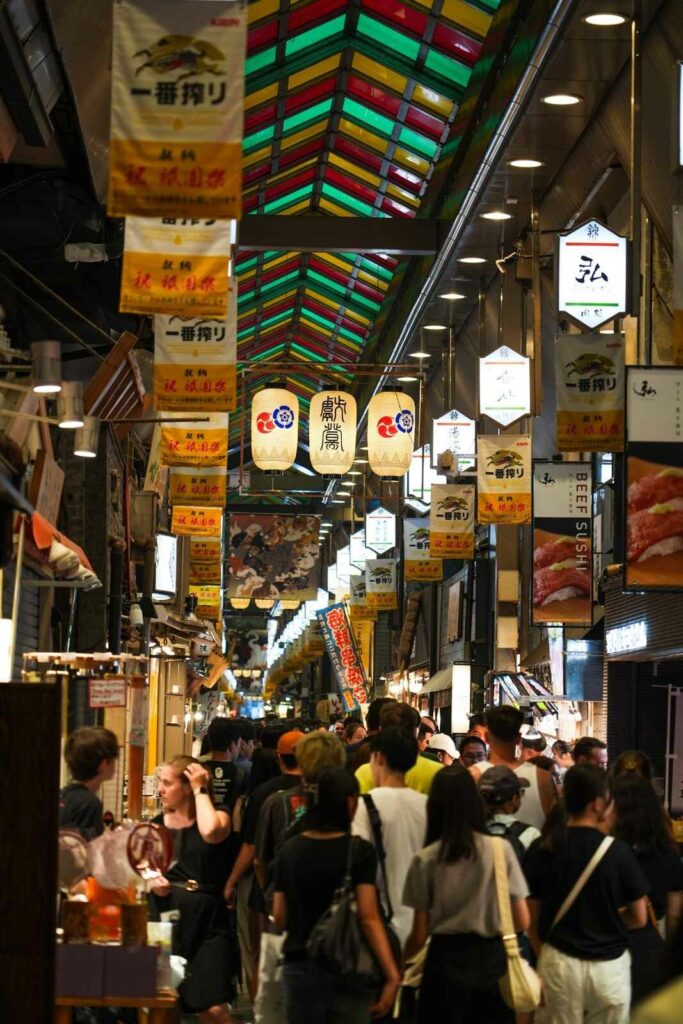 Wąska ulica pełna ludzi i restauracji w Nishiki Market.