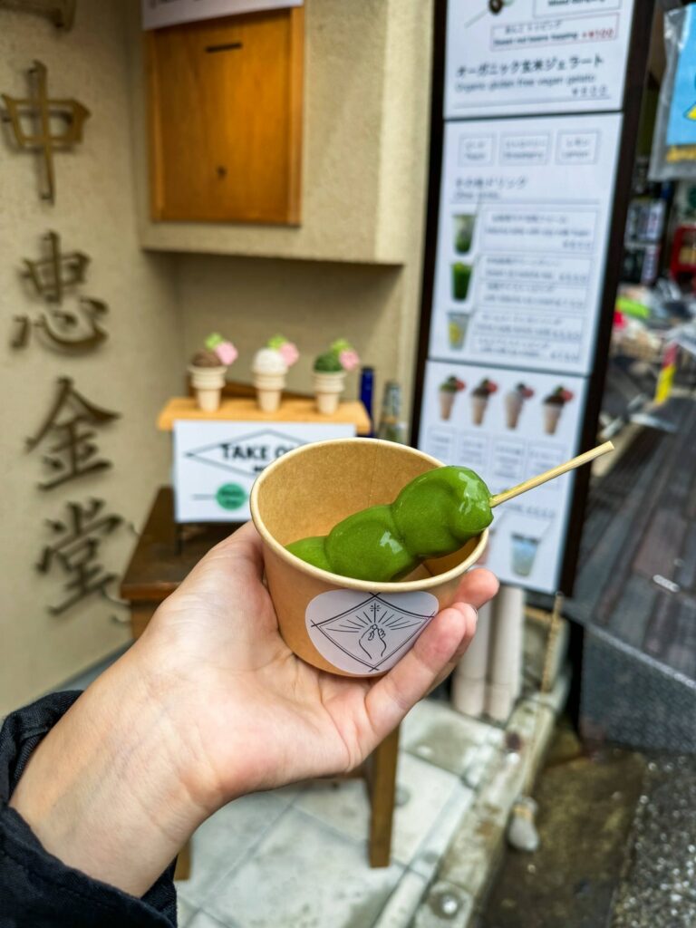 Japoński deser Matcha dango.