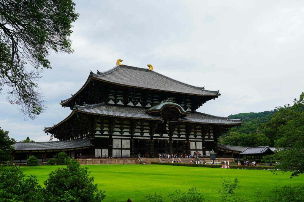 Świątynia Tōdai-ji widziana z ogrodu.