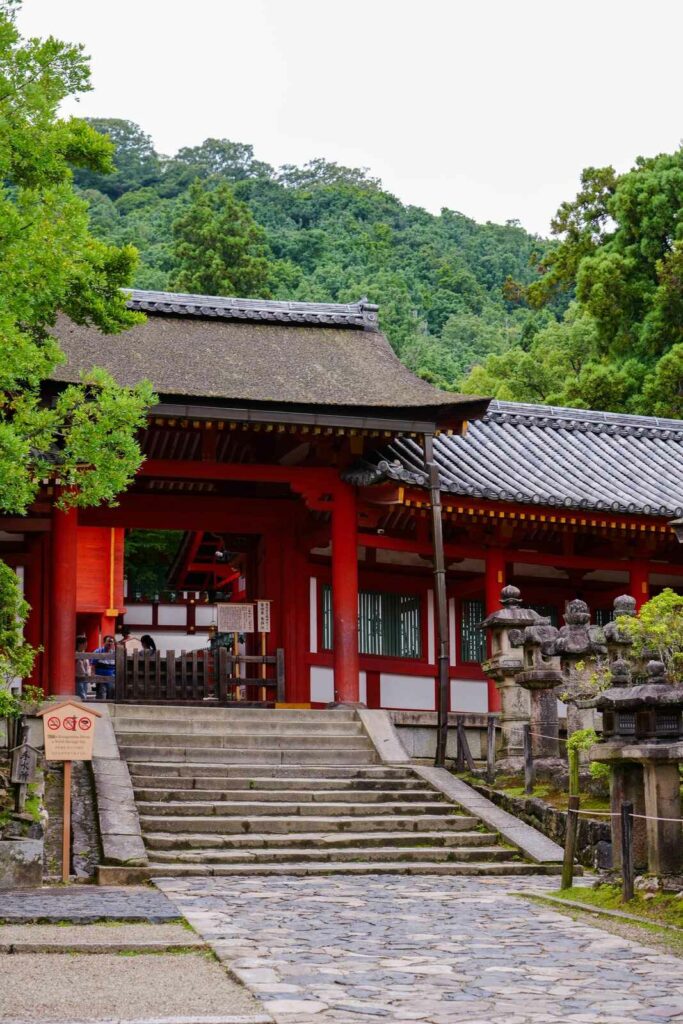 Czerwona, wejściowa brama do świątyni Kasuga Taisha.