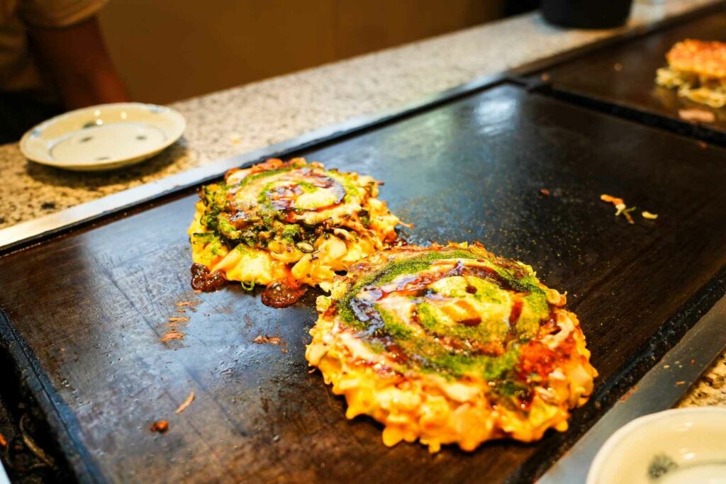 Popularne danie z Osaki — Okonomiyaki.