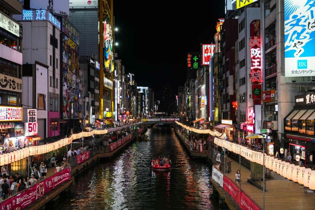 Rzeka Dotonbori widziana z Ebisubashi Bridge.