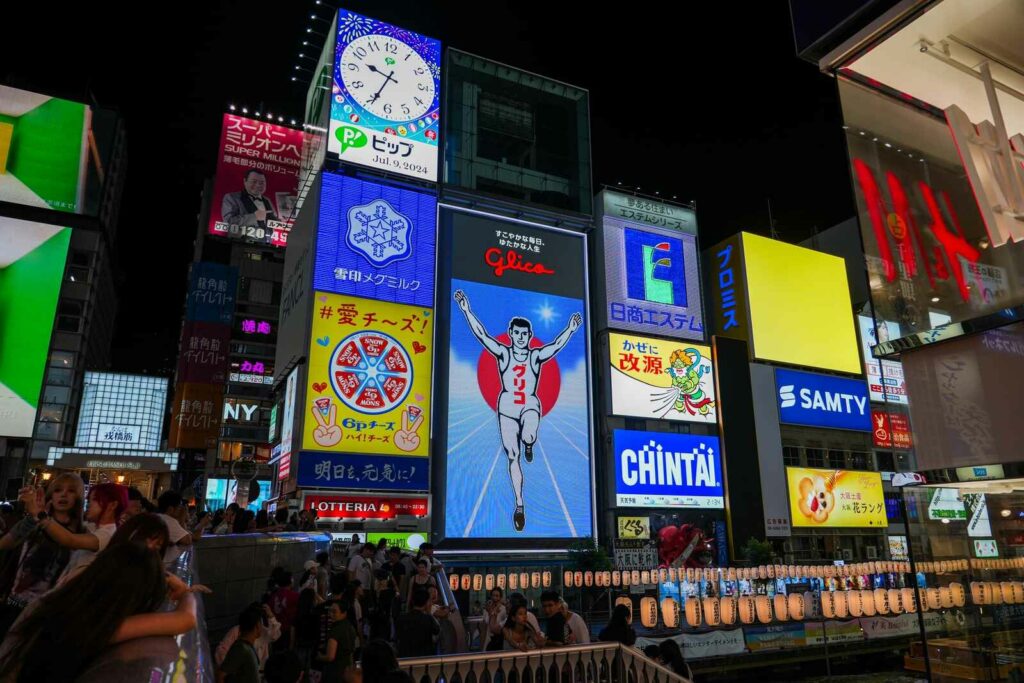 Wielki znak Glico Man - jeden z najbardziej rozpoznawalnych widoków w Osace.