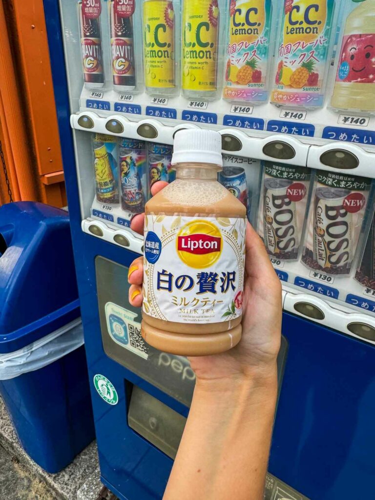 Butelka z Lipton milk tea.