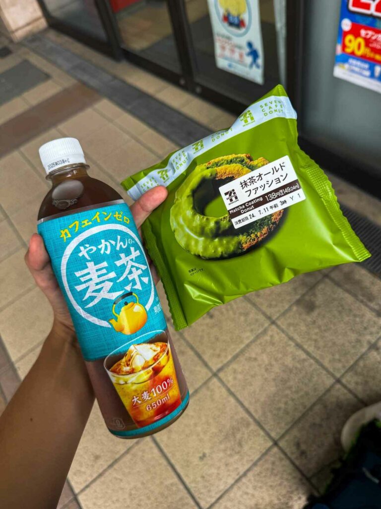 Herbata w butelce i donut z matchą ze sklepu 7-eleven w Japonii.