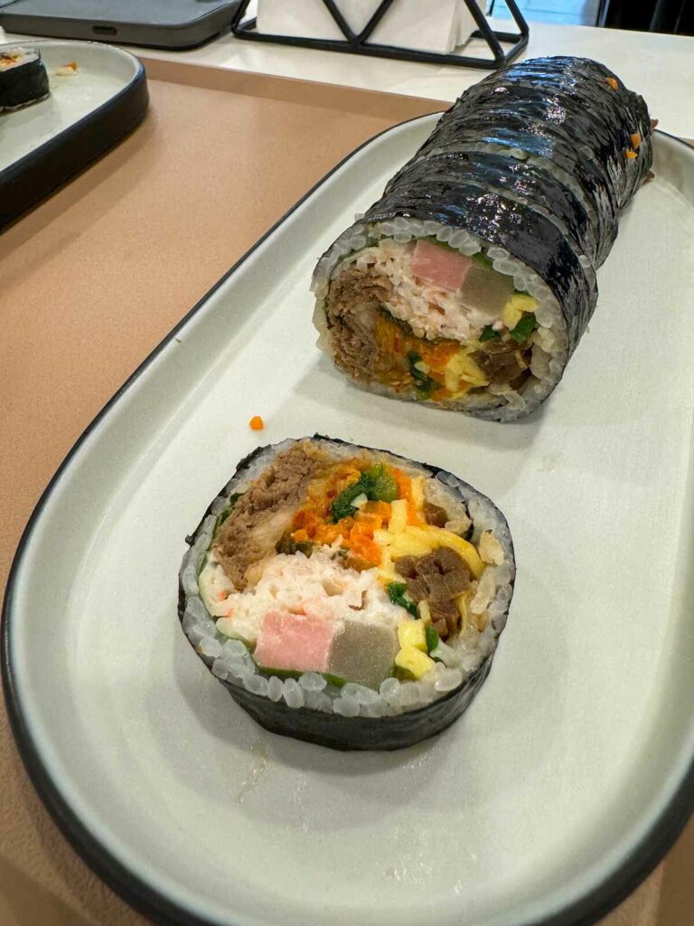 Tradycyjny Kimbap w lokalnej restauracji.