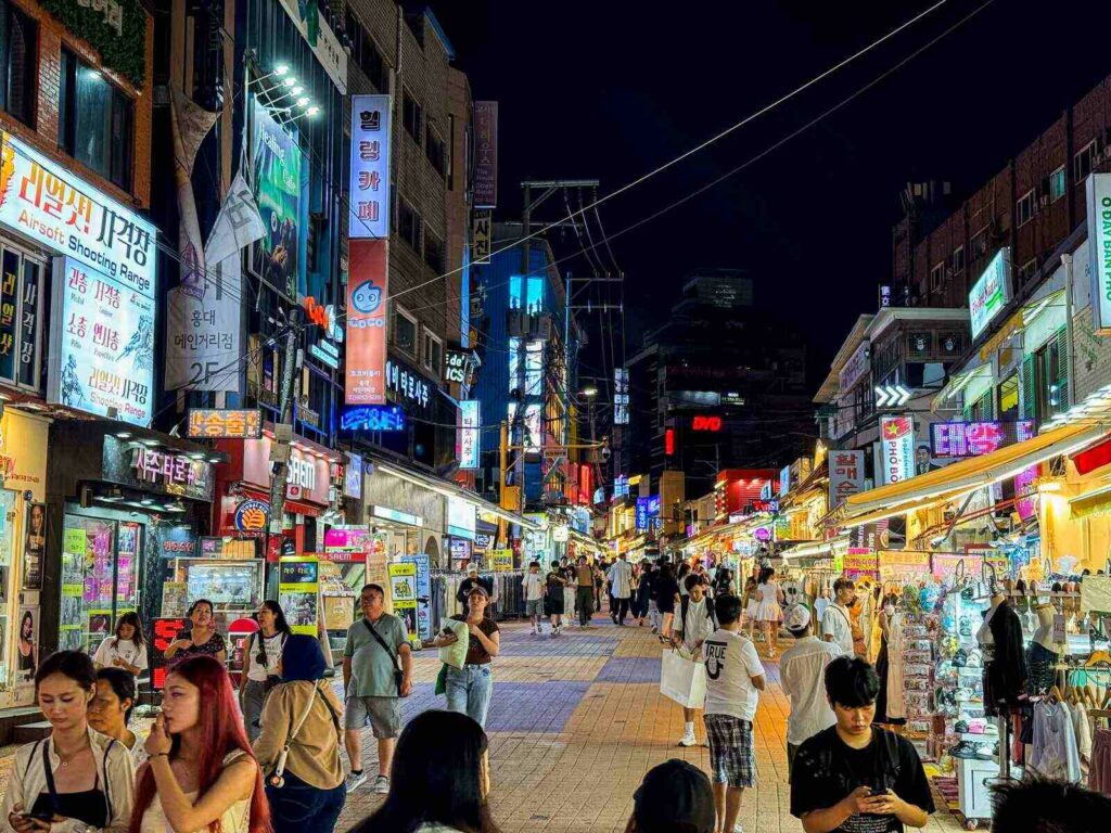 Rozświetlone Hongdae Street w Seulu nocą.