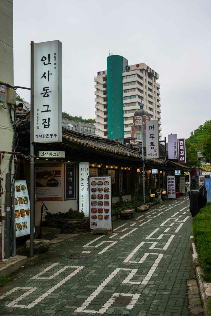 Tradycyjne restauracje w Insadong Culture Street w Seulu, Korea Południowa.