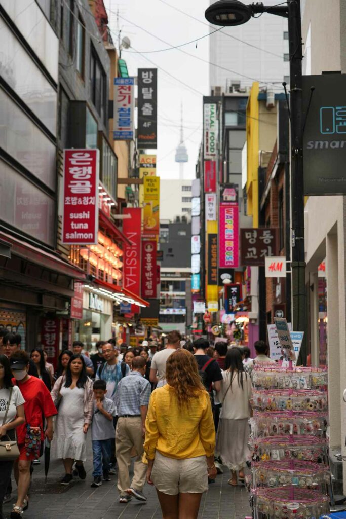 Tłumy ludzi na popularnej ulicy zakupowej Myeongdong Street w Seulu.